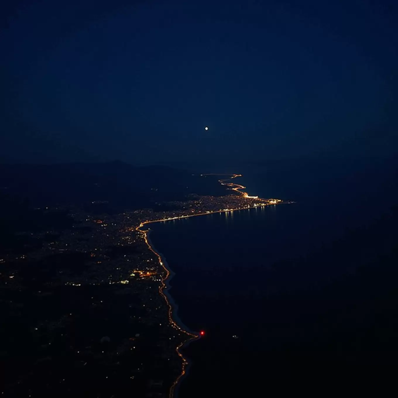 系列-月光下的海滨灯火缩略图